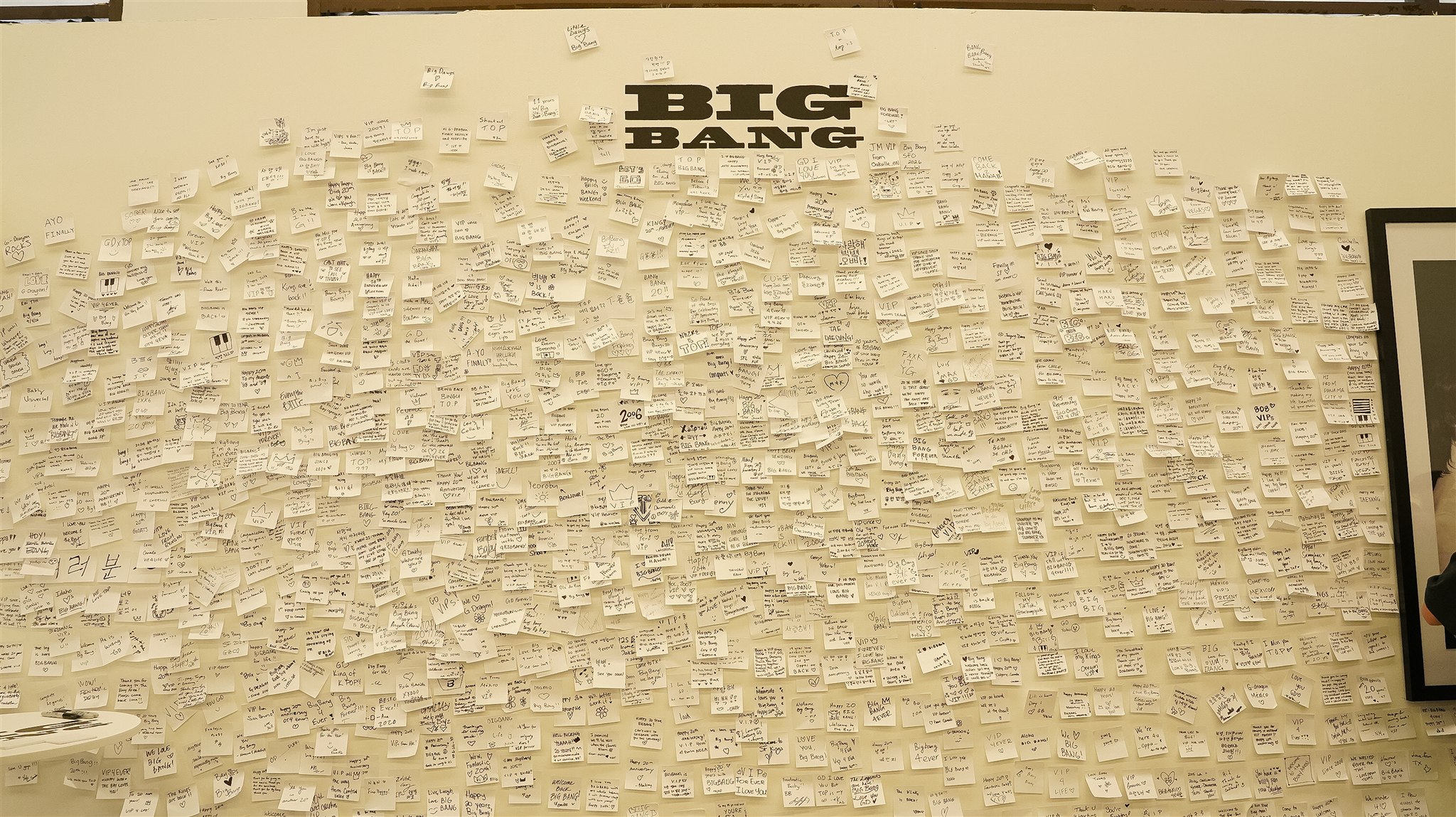 BIGBANG message wall covered with handwritten fan notes